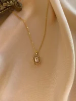 22K Altın Kaplama Kristal Baget Kolye