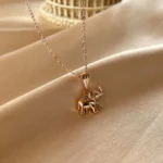 Fil Figürlü Rose Kolye