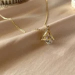 Kristal Taşlı Üçgen 'Fernweh' Kolye