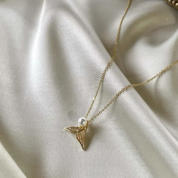 Kelebek Figürlü İncili Çelik Kolye