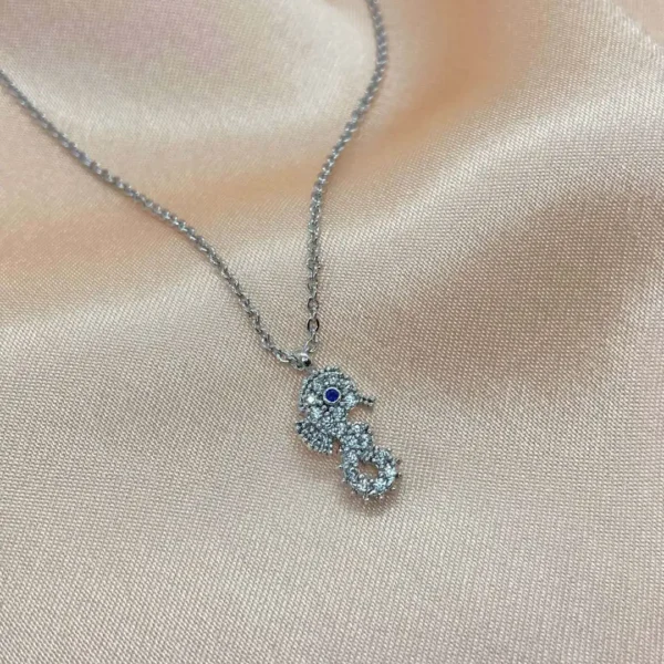 Zirkon Süslemeli Deniz Atı Kolye